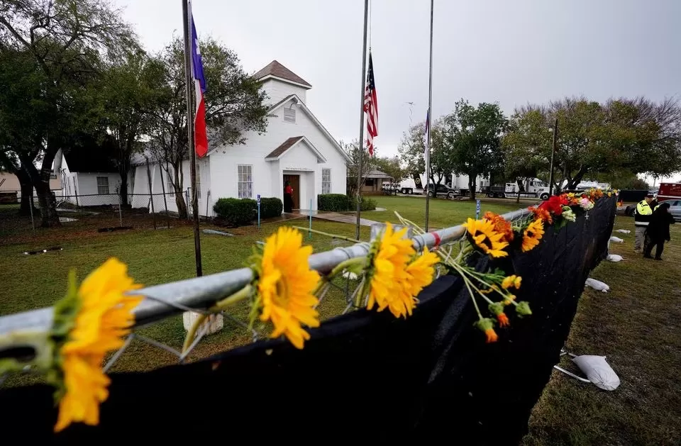 TEXAS. Las flores decoran la cerca alrededor de la Primera Iglesia Bautista de Sutherland Springs, donde 26 personas fueron asesinadas una semana antes, el 5 de noviembre de 2017.