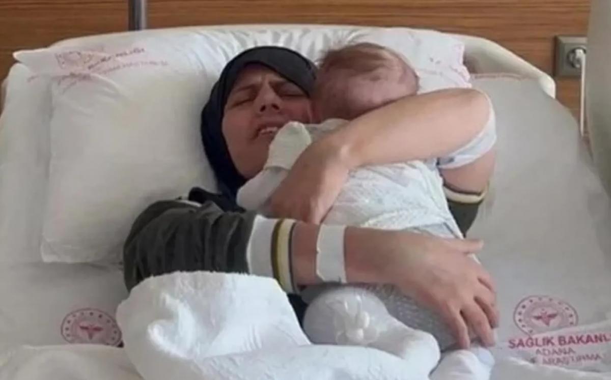 Bebé sobreviviente del terremoto en Turquía se reencuentra con su mamá