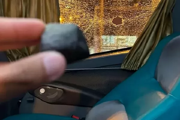 Hinchas de Tigre apedrearon el micro de su equipo porque pensaban que era el de San Pablo