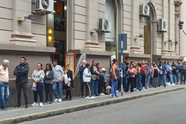 Quejas de los estatales por las demoras en el depósitos de los sueldos