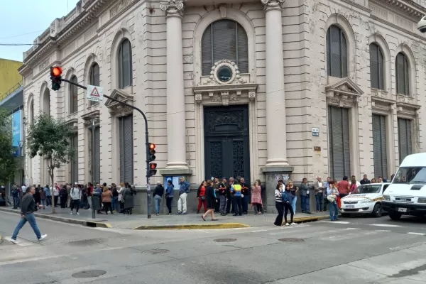 Demoras para cobrar los salarios: Es una cuestión ajena al Gobierno provincial”, dijo Vargas Aignasse