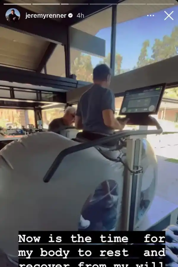 Jeremy Renner arriba de la cinta antigravedad con la que se está rehabilitando. (Foto: Instagram/jeremyrenner)