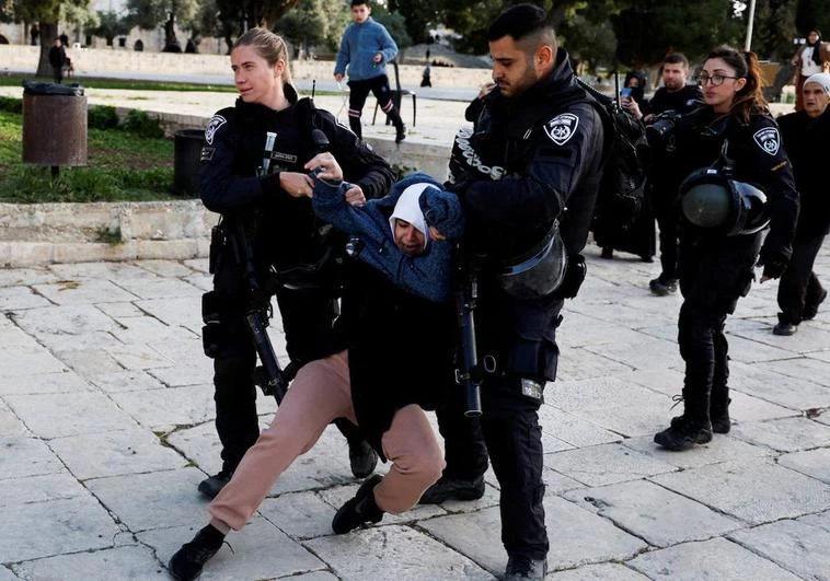 RAMADÁN. Una mujer palestina es sacada por la fuerza de Al Aqsa.   