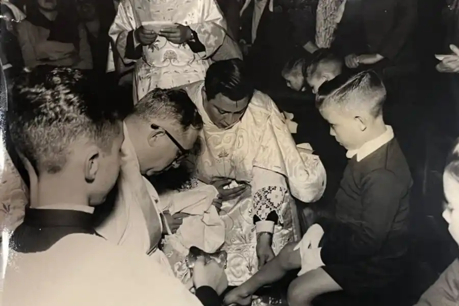 1957. Los niños y las personas pobres, muy elegidos para esta evocación. 