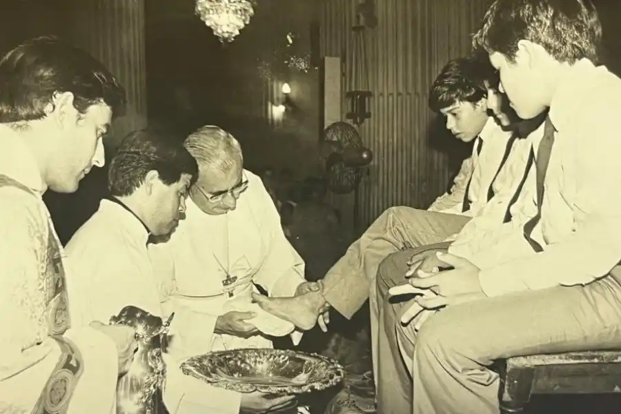 1987. El arzobispo Horacio Bozzoli recrea “la ceremonia del mandato”.