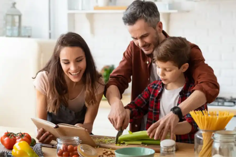 Desde el Ministerio de Salud de la Nación aseguran que cocinar con los niños es un buen momento para dialogar sobre la importancia de la buena alimentación.