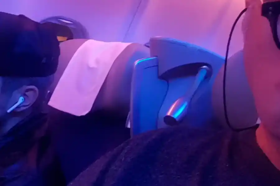 Jey Mammon en el avión 