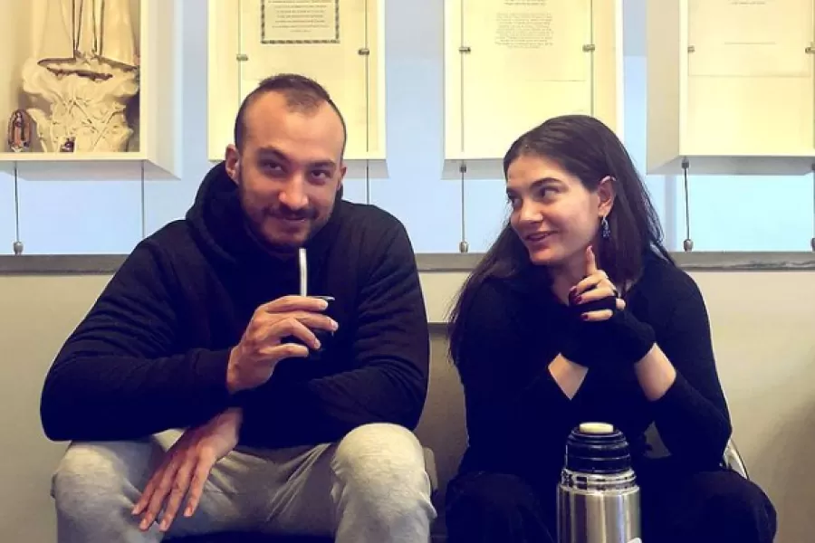 Tomás Rebord junto a su pareja, Sugus Leunda