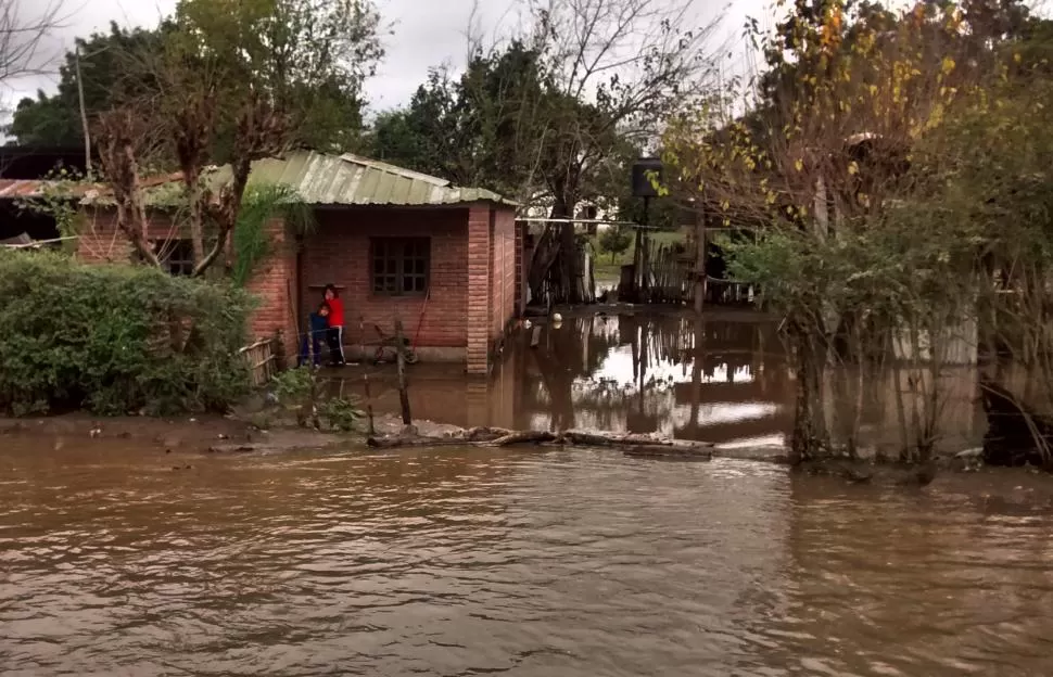 PERDIDA. Una  casa cubierta por el agua. Ya 16 familias han tenido que dejar la zona. 