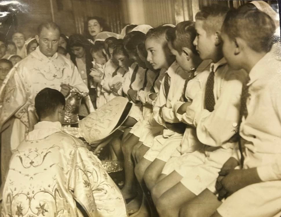 1948. El arzobispo Juan Carlos Aramburu -que supo ser el obispo más joven de la Argentina- lava los pies a 12 niños en la iglesia Catedral. archivo la gaceta 