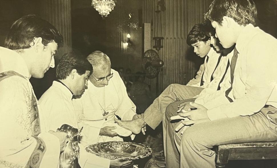 1987. El arzobispo Horacio Bozzoli recrea “la ceremonia del mandato”.