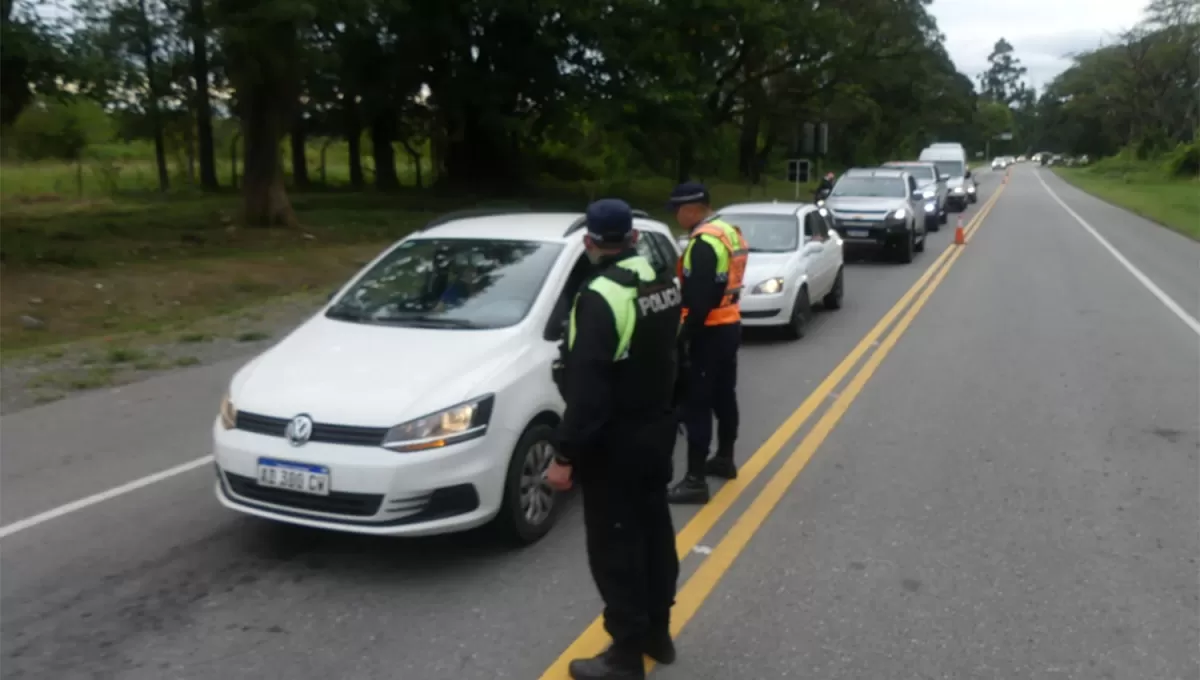 EN LA MESADA. El primer control vehicular demora la subida de los visitantes a los Valles.