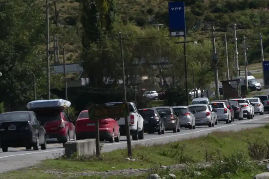 ACCESO A TAFÍ. Los controles en el ingreso a la ciudad provocaron una larga fila de autos durante la mañana.