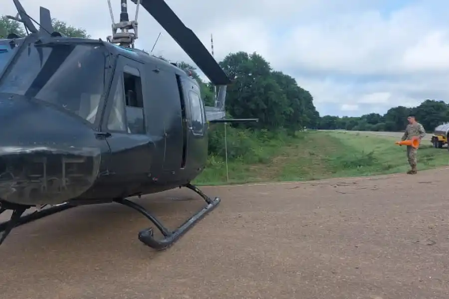 Con helicópteros, llevan alimento a más de 300 familias que están aisladas en Salta por el temporal