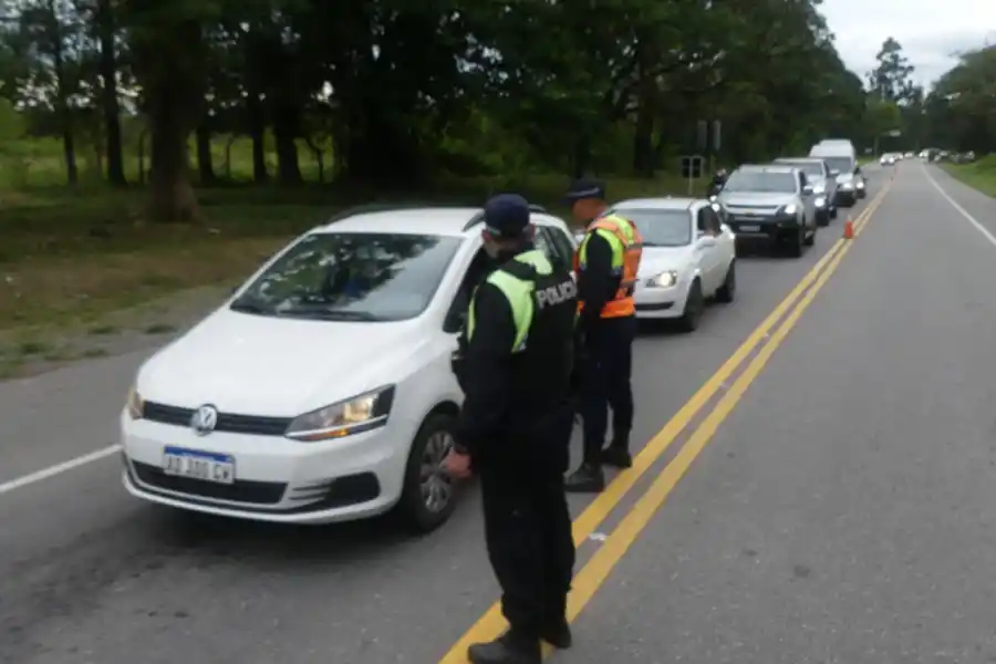 EN LA MESADA. El primer control vehicular demora la subida de los visitantes a los Valles.