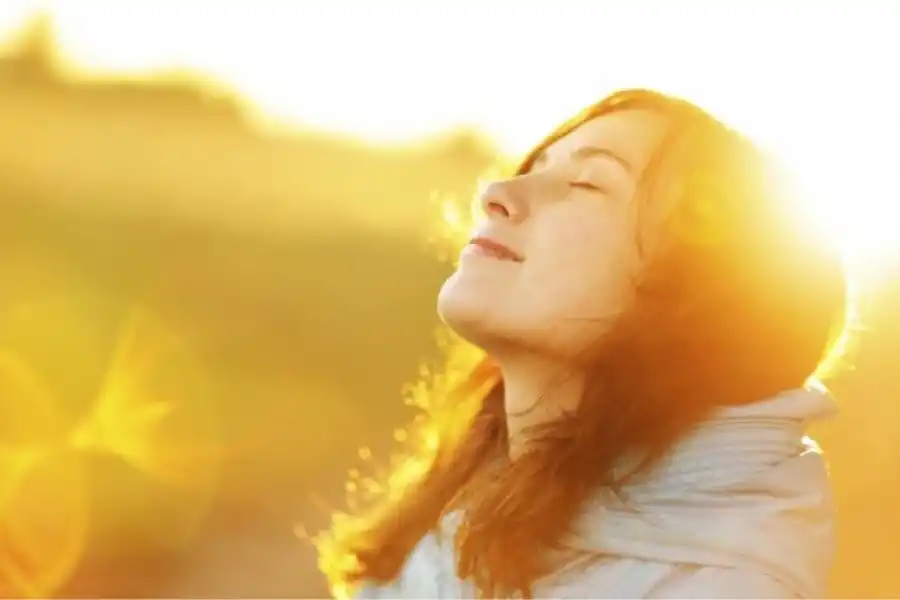 Exponerse al sol para obtener vitamina D es una opción, pero puede tener sus consecuencias.