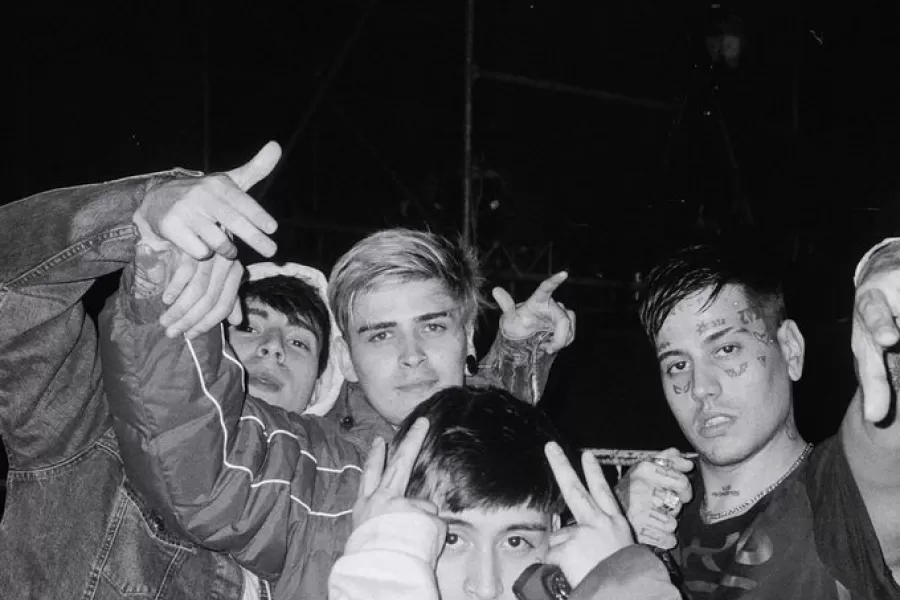 Rusherking junto a sus amigos en una fiesta Bresh pasada