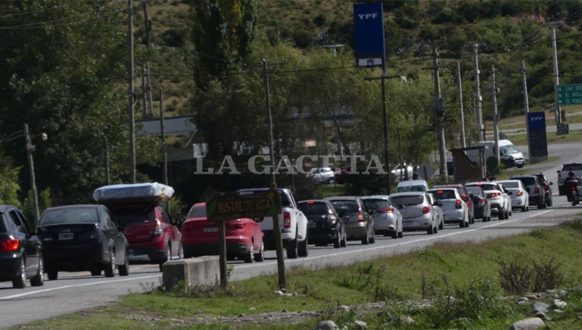 ACCESO A TAFÍ. Los controles en el ingreso a la ciudad provocaron una larga fila de autos durante la mañana.