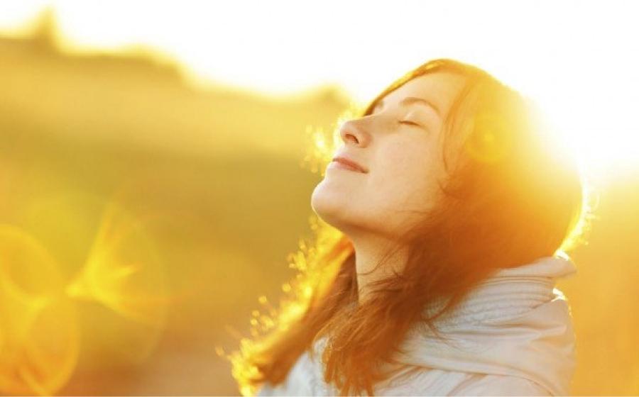 Exponerse al sol para obtener vitamina D es una opción, pero puede tener sus consecuencias.