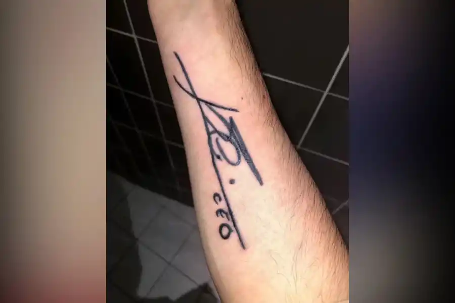 Estuvo 10 horas esperando a Lionel Messi en la puerta de su casa y se tatuó su firma al frente del Arco del Triunfo
