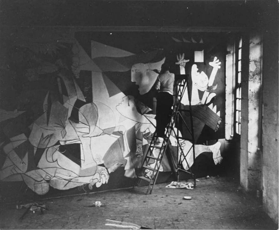 “GUERNICA”. Pablo Picasso en plena producción de su mural de grandes dimensiones, que fue realizado en 1937, en plena guerra civil española. 