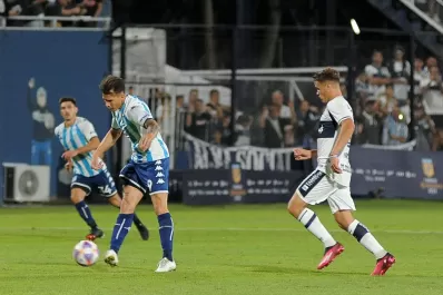 Racing perdió en La Plata y River sonríe