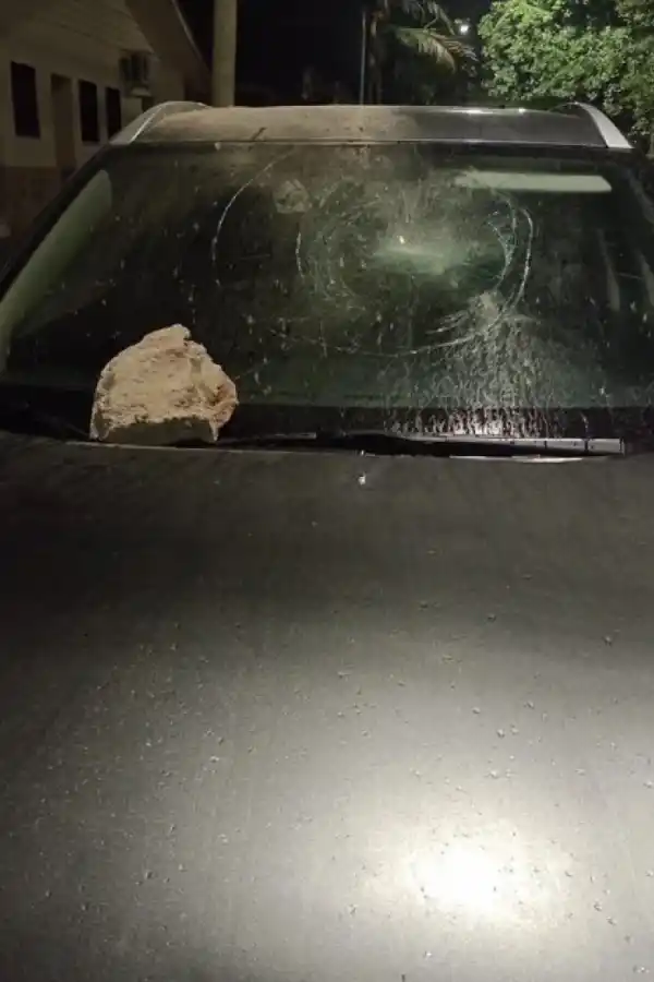 La foto que según el sitio Doble Amarilla sería del auto de Espinoza y su vidrio destrozado.