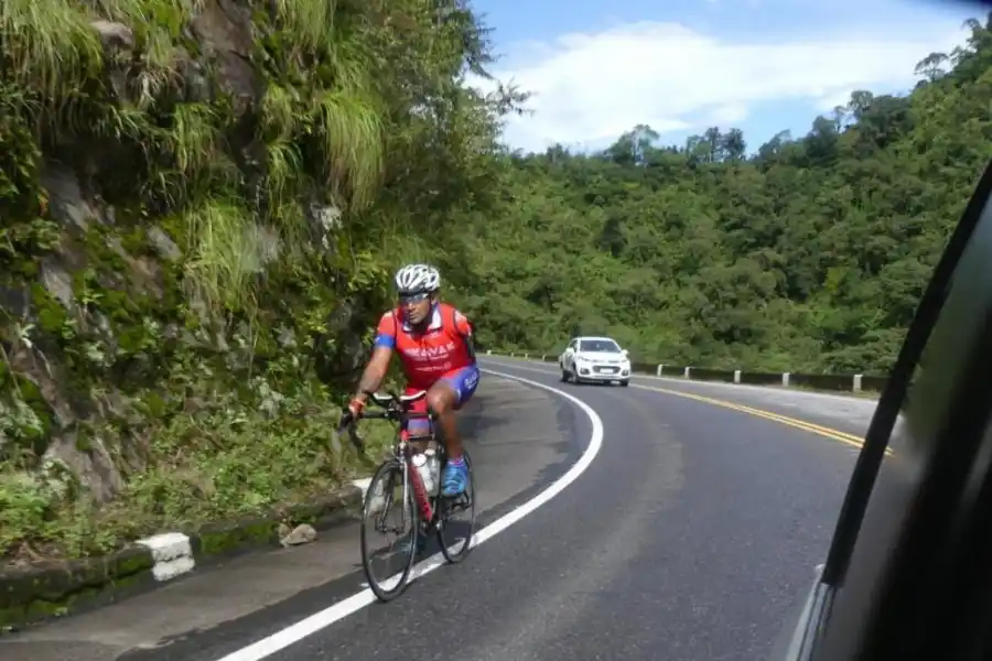 PARADA OBLIGADA. Los puestos de artesanía ubicados en El Indio son siempre un foco de atención para los turistas que quieren llevarse un recuerdo.  