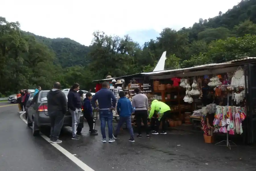 MUCHA GENTE. La postal de autos y personas por todos lados es reiterada en la ciudad turística en cada fin de semana largo, y Semana Santa lo confirmó.  