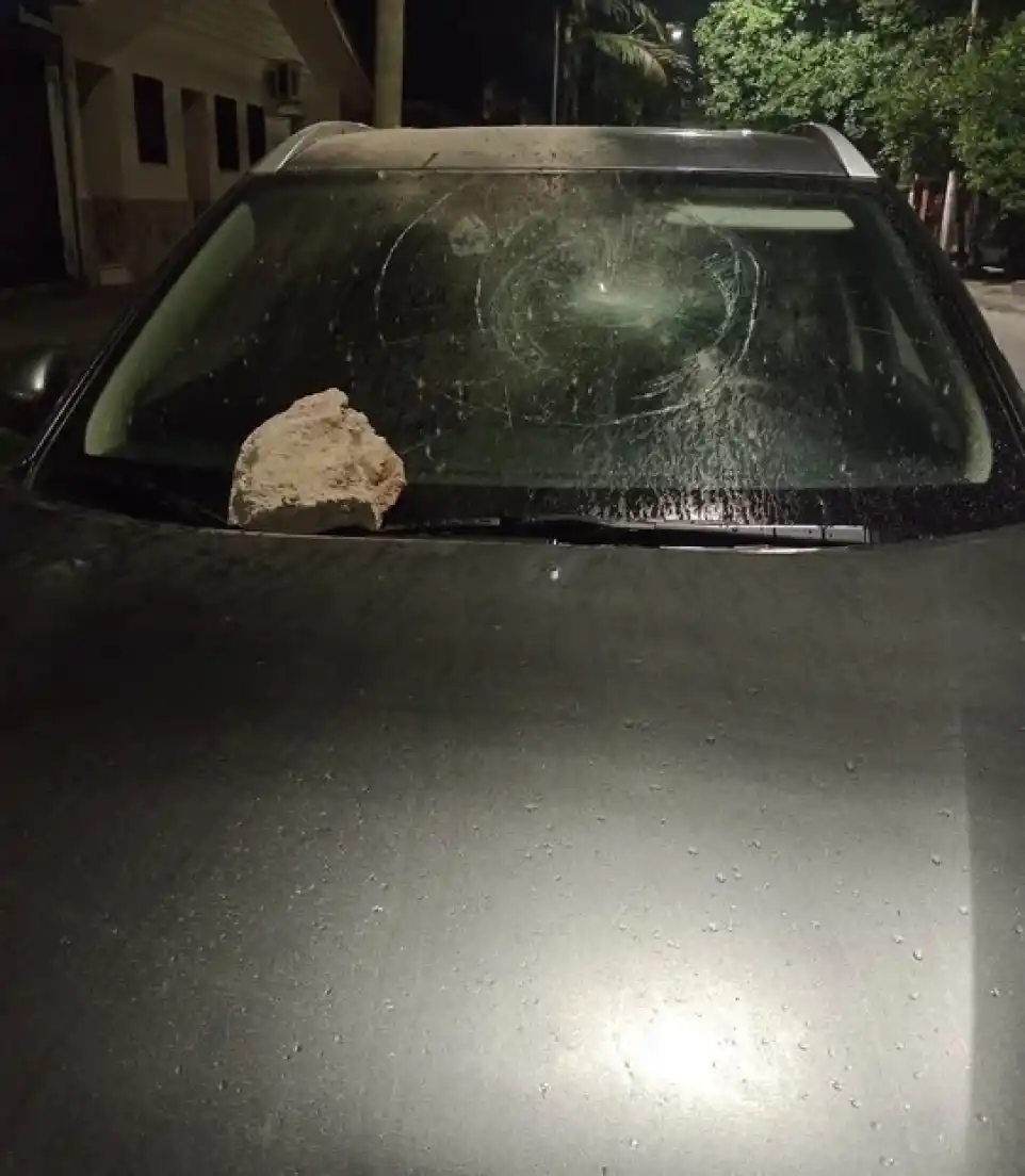 La foto que según el sitio Doble Amarilla sería del auto de Espinoza y su vidrio destrozado.