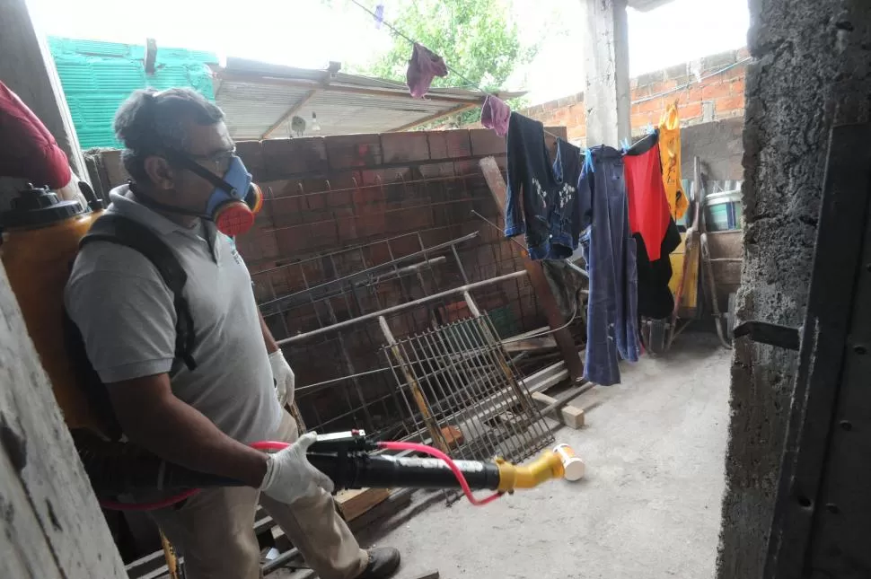 OPERATIVOS. La semana pasada, agentes del Siprosa realizaron operativos de bloqueo en el barrio Batalla de Tucumán, donde hubo casos de dengue.   la gaceta / fotos de antonio ferroni 