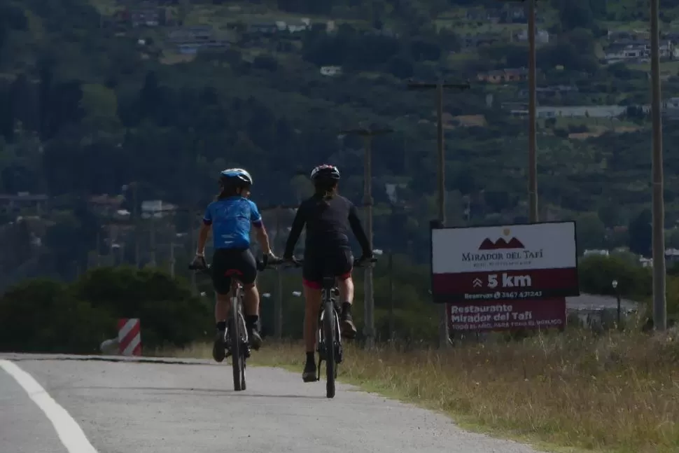 VIDA SANA. Muchos ciclistas recorren las rutas de acceso a Tafí del Valle.  