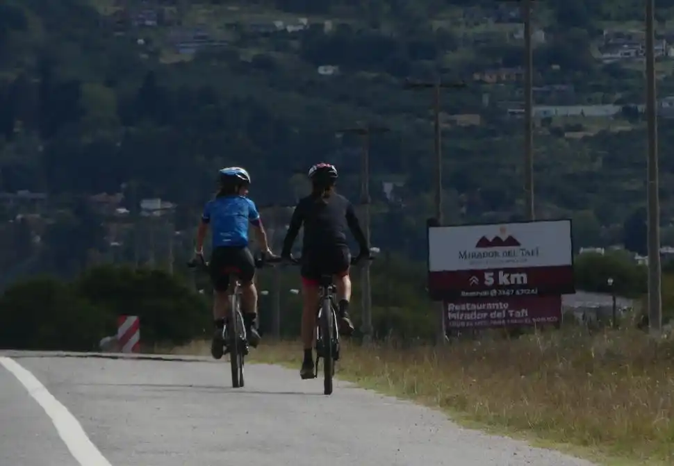 VIDA SANA. Muchos ciclistas recorren las rutas de acceso a Tafí del Valle.  