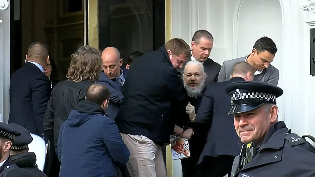 Detenido en una prisión de máxima seguridad, Julián Assange espera el fallo para no ser extraditado a Estados Unidos