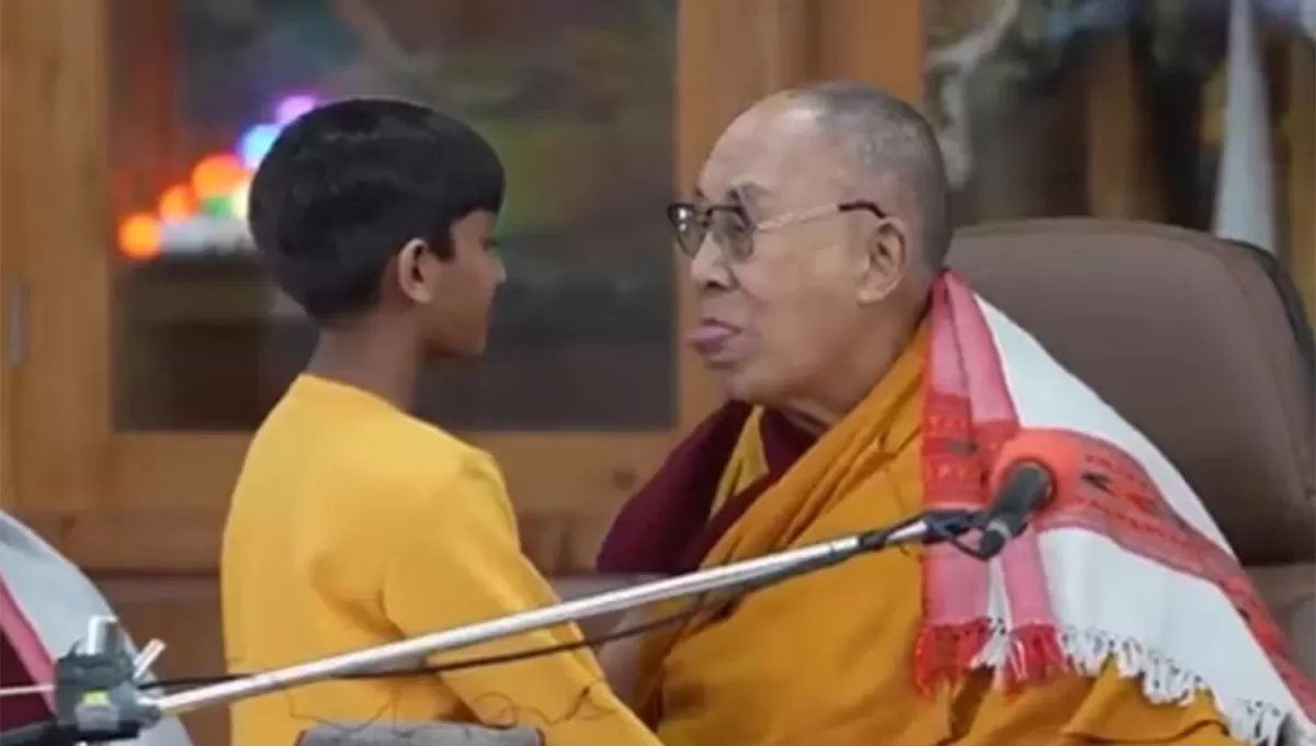 POLÉMICO. El gesto del Dalai Lama generó indignación y debió salir a explicarlo. 