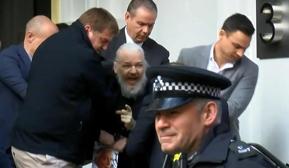 En 2019 Ecuador permitió que Assange fuera detenido en su embajada por la policía inglesa