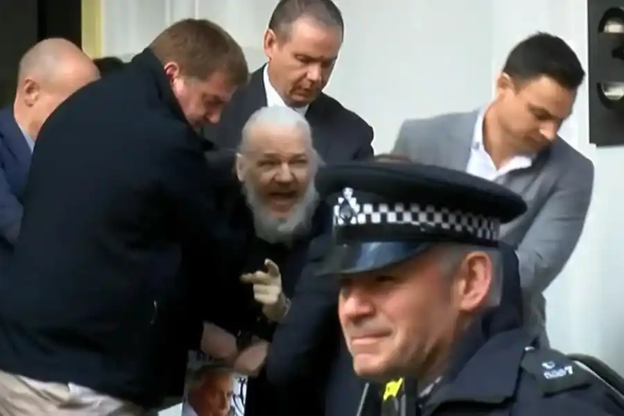 En 2019 Ecuador permitió que Assange fuera detenido en su embajada por la policía inglesa