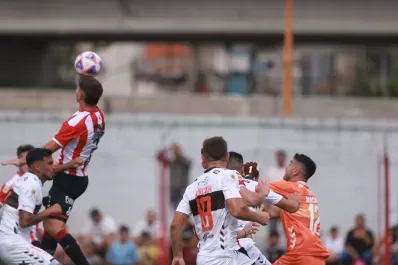 El VAR no vio dos claros penales para Platense y Barracas festejó en el Chiqui Tapia