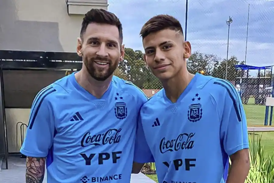 EN EZEIZA. Lionel Messi y Claudio Echeverri, en una foto que se tomaron en el predio de la AFA.
