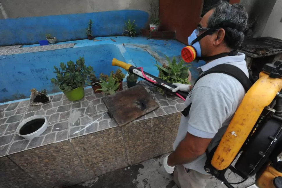 BLOQUEOS EN DOMICILIOS. Los agentes sanitarios fumigan las casas para eliminar mosquitos infectados. 