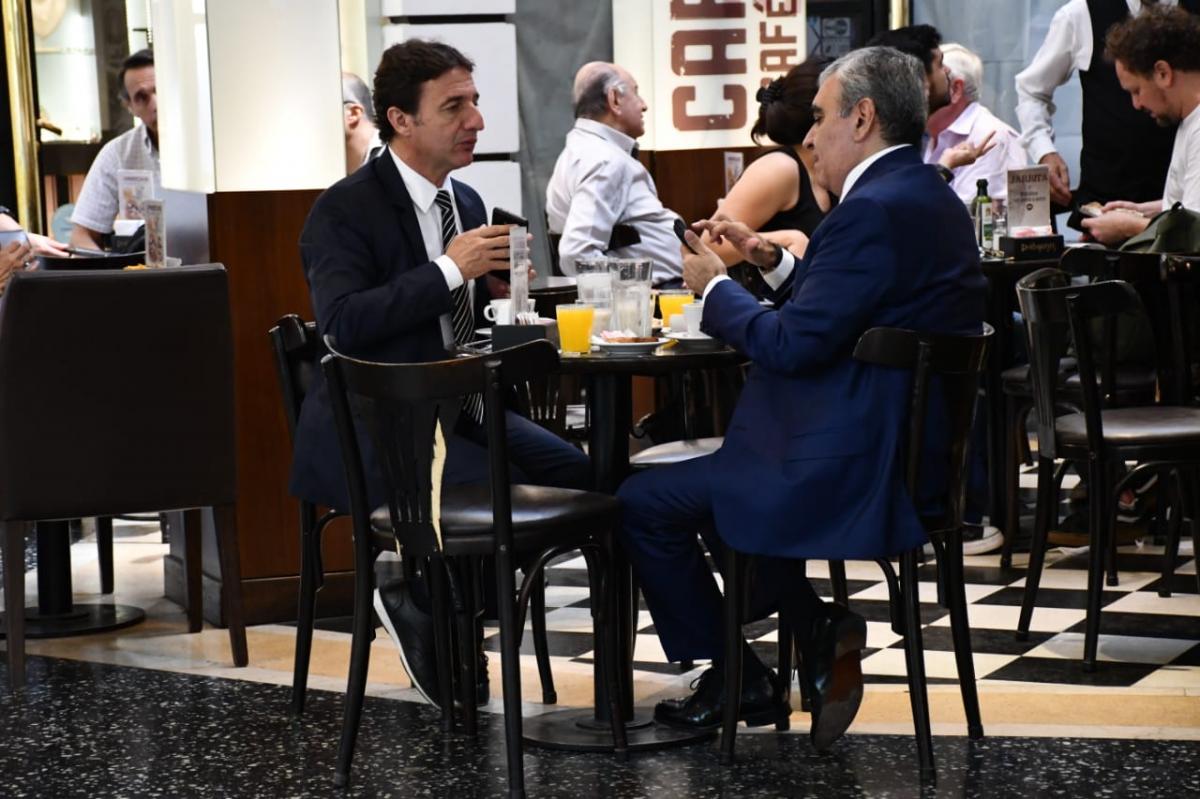 LÍDERES DE JXC. Roberto Sánchez y Germán Alfaro comparten un café en un bar del microcentro. 