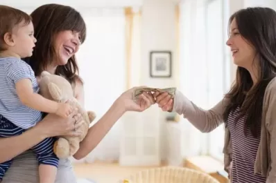 Aumentos confirmados: cuánto cobra por hora una niñera en abril de 2023