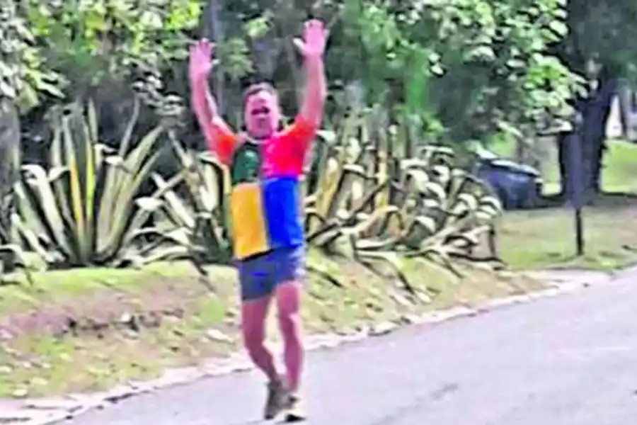 LA FOTO DE LA POLÉMICA. Alejandro Vallejo aseguró que había salido a buscar a su perro cuando fue retratado por personal de seguridad del country en el que reside.