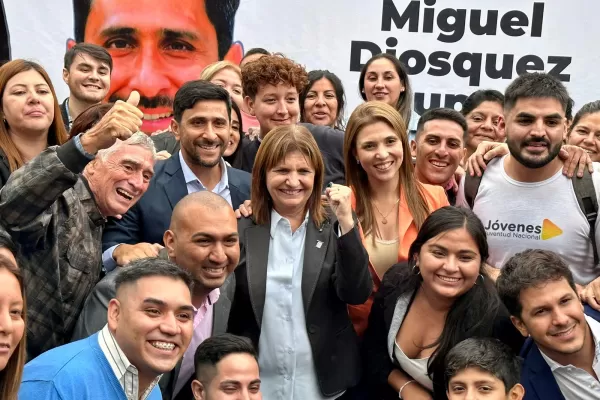 Bullrich, en Tucumán, prometió tolerancia cero al bloqueo de rutas y calles