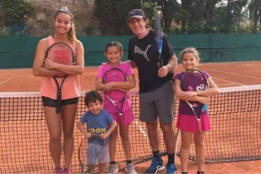 Guillermo Vilas y sus cuatro hijos.