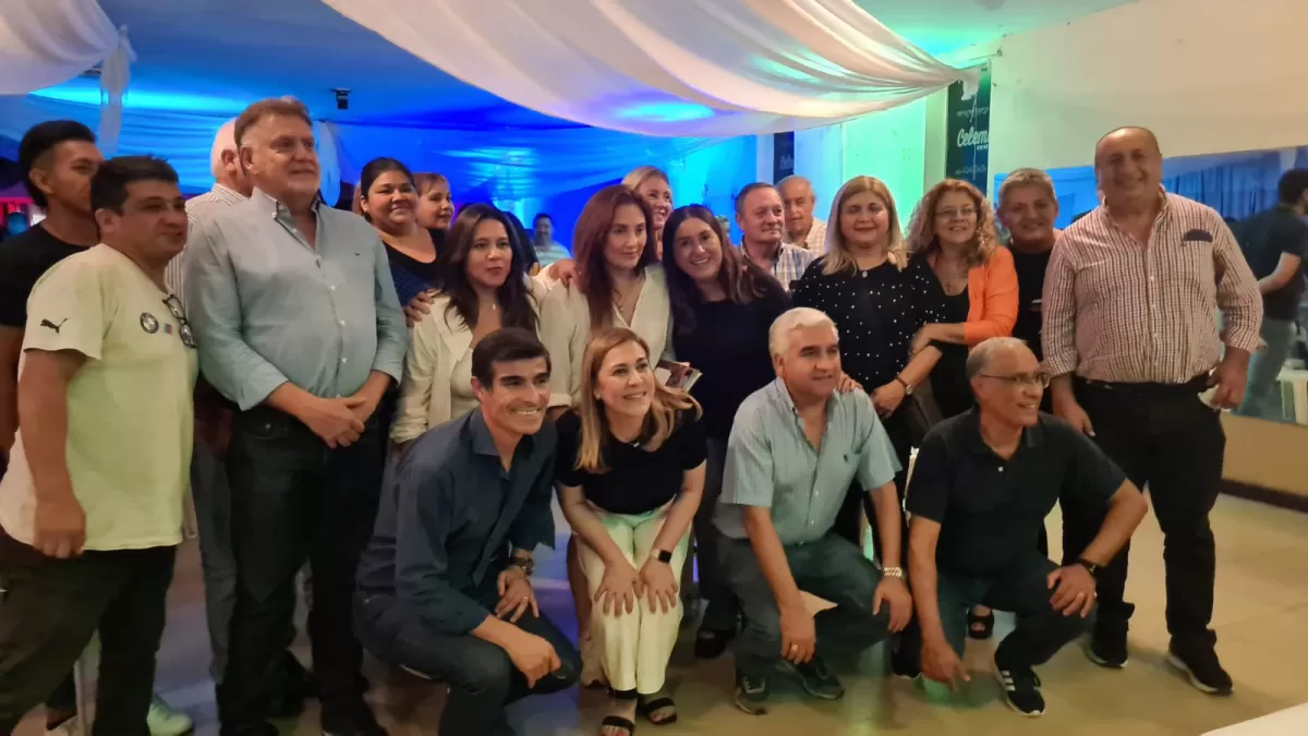 CON DOMINGO AMAYA. Beatriz Ávila recorrió barrios de la Capital. foto de Twitter Domingo Amaya