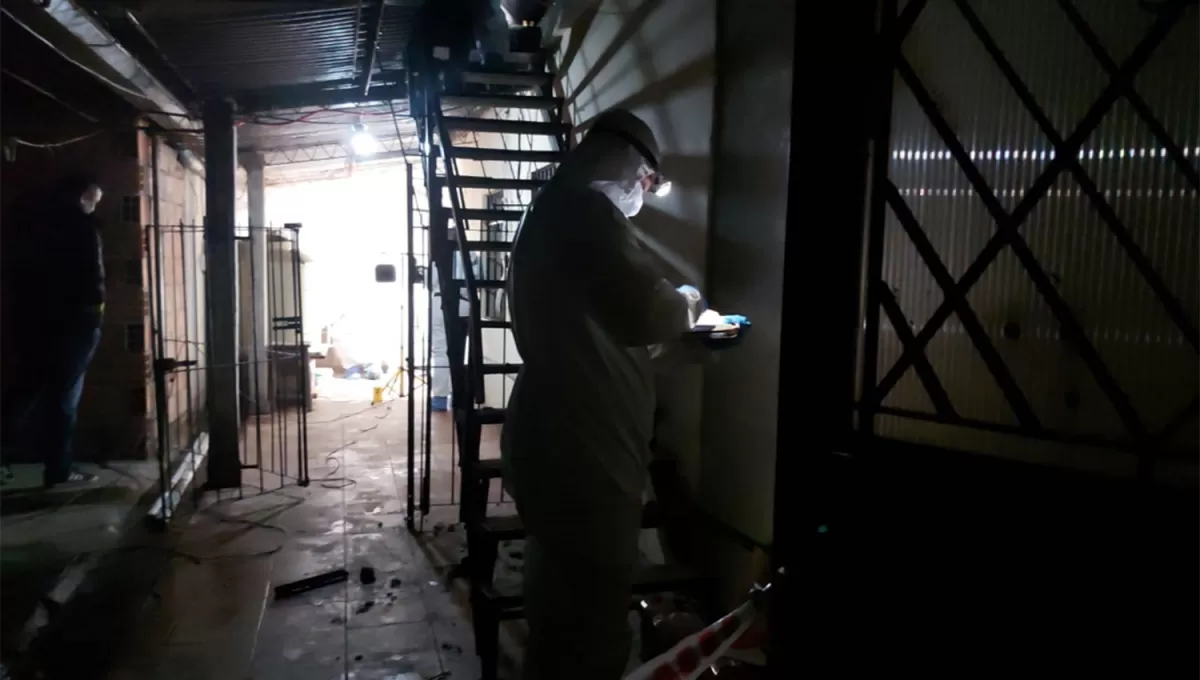 EN LA ESCALERA. Personal del 911 encontró el cuerpo en el interior de la casa del pasaje Morente.