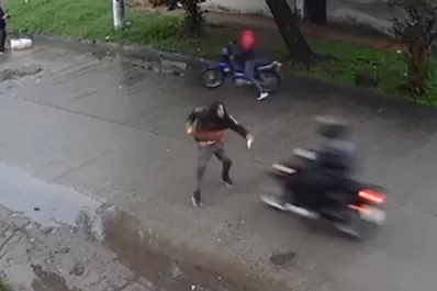 Video: así atacaron dos motochorros a una mujer para robarle la moto en zona sur de la capital