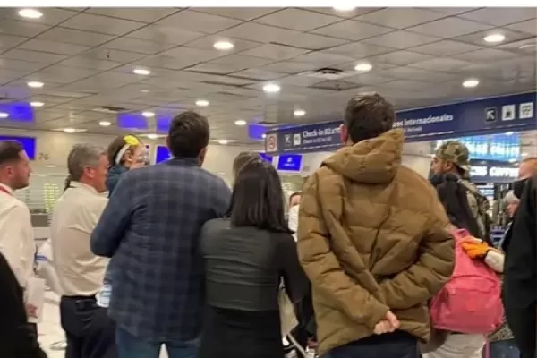 Un paro de maleteros en Aeroparque, Ezeiza y en Córdoba afectó a casi 10.000 pasajeros