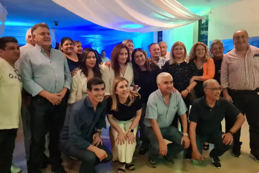 CON DOMINGO AMAYA. Beatriz Ávila recorrió barrios de la Capital. foto de Twitter Domingo Amaya